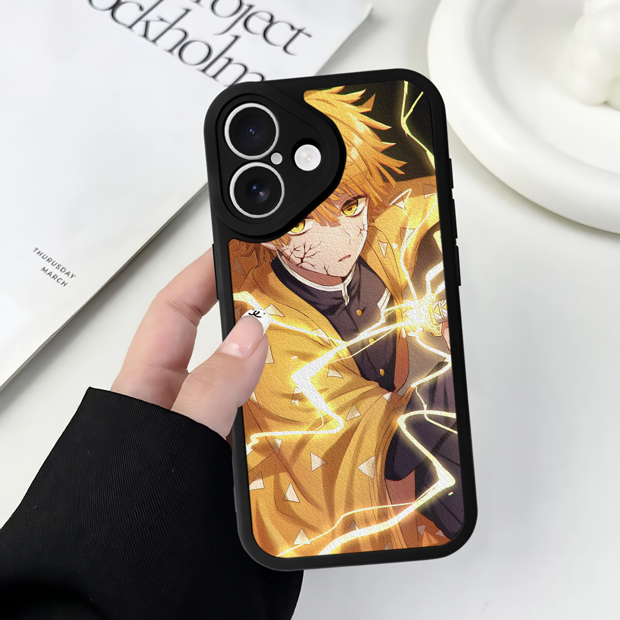 （画像用） 鬼滅の刃（きめつのやいば）我妻 善逸／あがつま ぜんいつ Agatsuma Zenitsu 【iPhone 16シリーズ対応】シリコンスマホケース（レザー調） 材質：シリコン